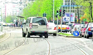 Nu doar că depăşeşte pe după  refugiu coloana de maşini,  dar chiar intră pe contrasens jpeg