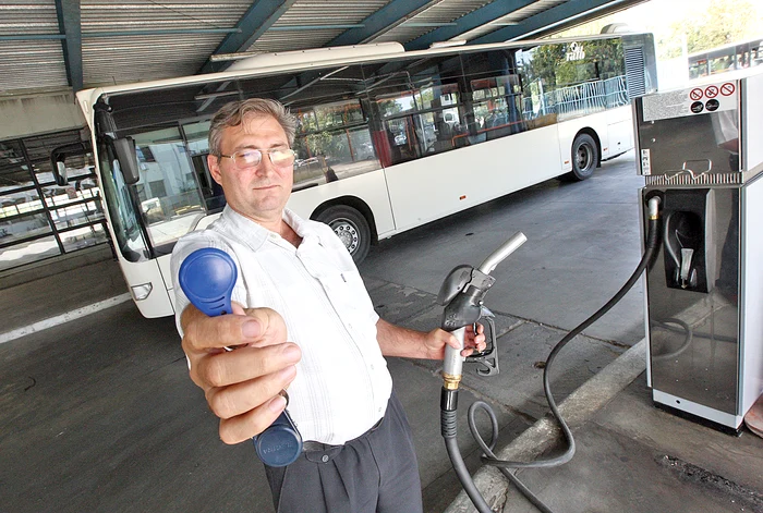 
    Din 2012, şoferii au acces la combustibil doar cu un breloc de identificare  