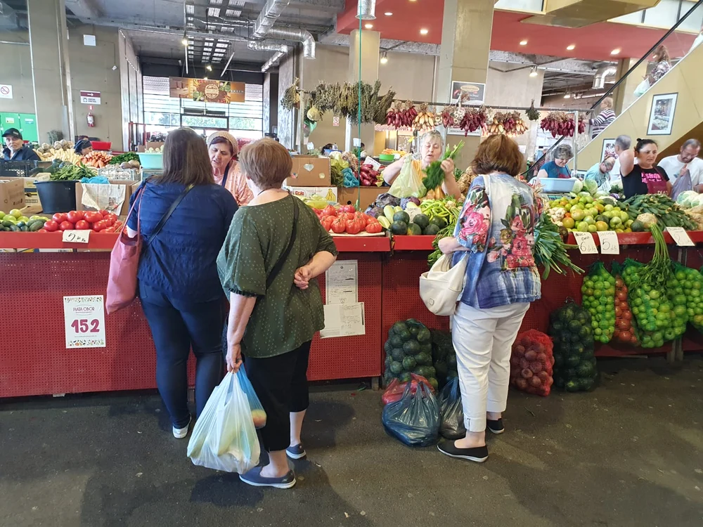 În Obor, tarabele gem de marfă, dar  cumpărătorii se plâng de prețuri