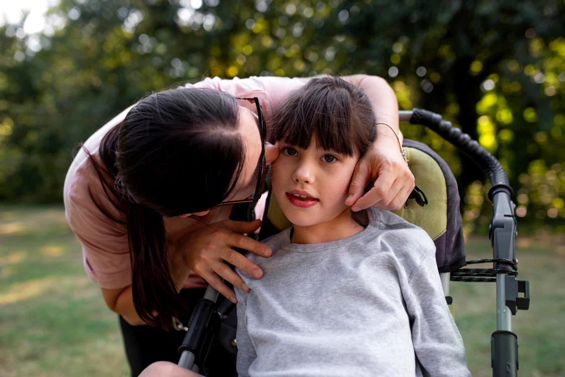 fata cu dizabilitate cu mama ei 