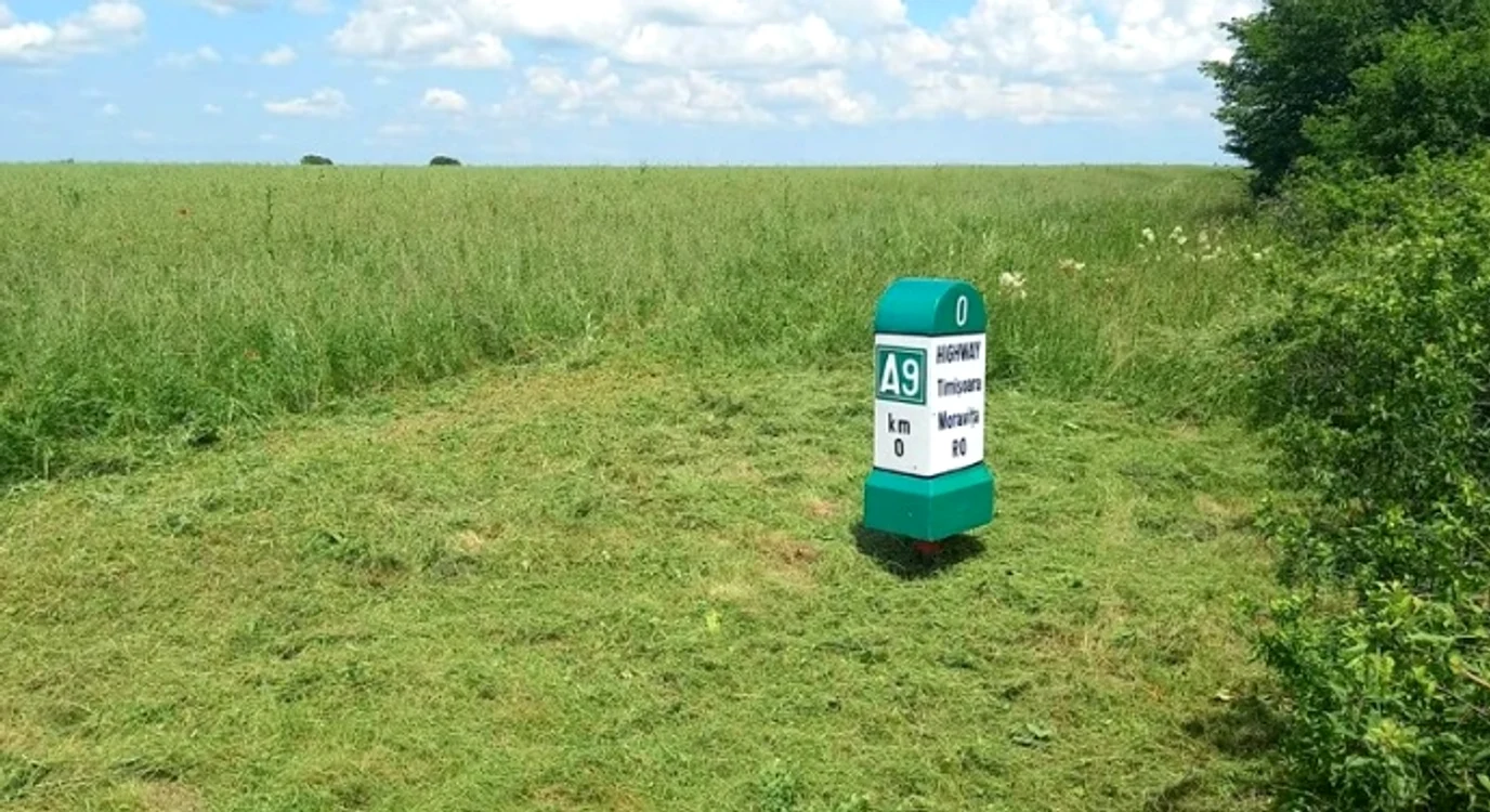 Borna kilometrică amplasată la frontira româno-sârbă FOTO DRDP Timișoara