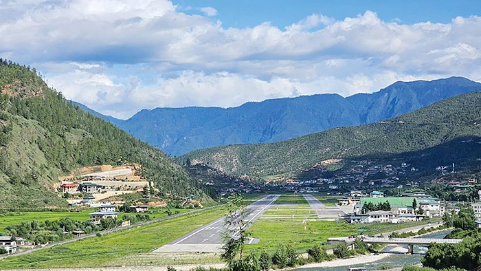 Este înconjurat de vârfuri muntoase de 5.500 m altitudine. SURSA FOTO: Wikipedia.org/X