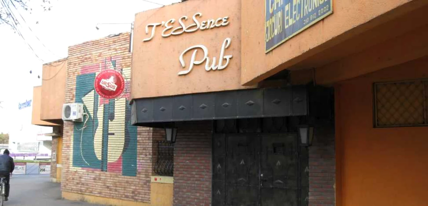 Stand up comedy la T' Essence Pub