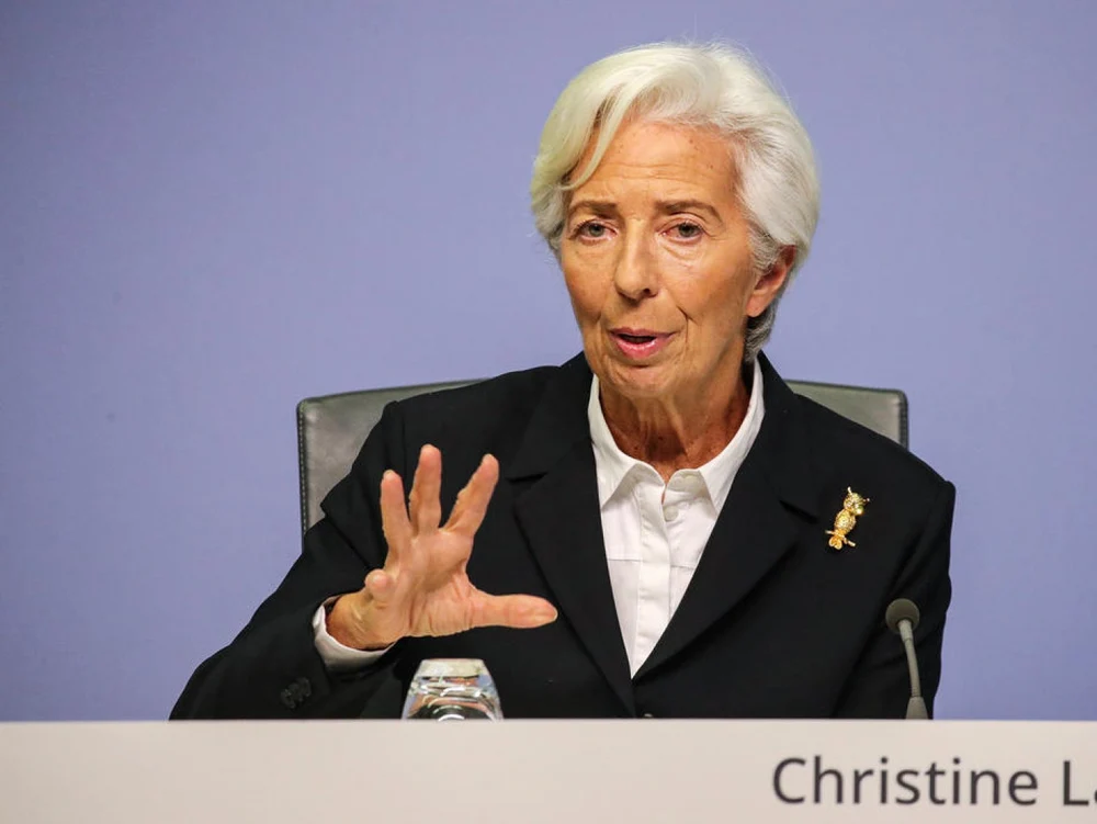 Christine Lagarde are venituri de la două mari bănci, în ciuda interdicției BCE. „Propovăduieşte apa, dar bea vin”, a scris un subordonat