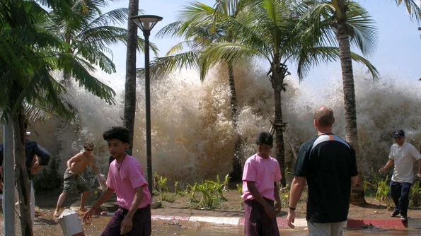 Calendar 26 decembrie: 2004   Un tsunami provocat de un cutremur care a avut loc în apropierea insulei indoneziene Sumatra a devastat țărmurile Oceanului Indian jpeg