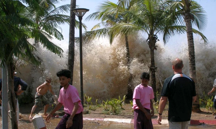 Calendar 26 decembrie: 2004   Un tsunami provocat de un cutremur care a avut loc în apropierea insulei indoneziene Sumatra a devastat țărmurile Oceanului Indian jpeg