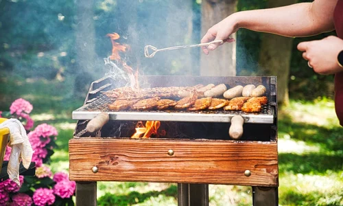 Gra╠åtar, masa╠å, relaxare   cum organizezi spat╠ªiul exterior i╠én jurul unui punct central jpg