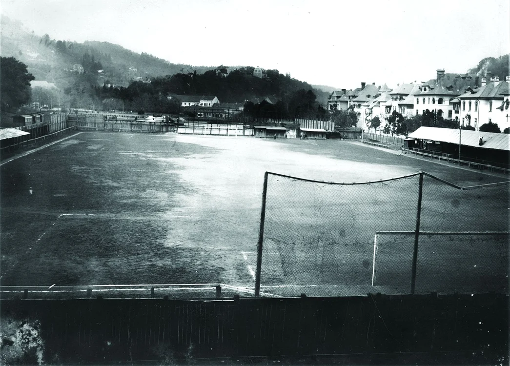Terenul de fotbal și handbal din fața Palatului Administrației Financiare din Brașov, aprox. 1924