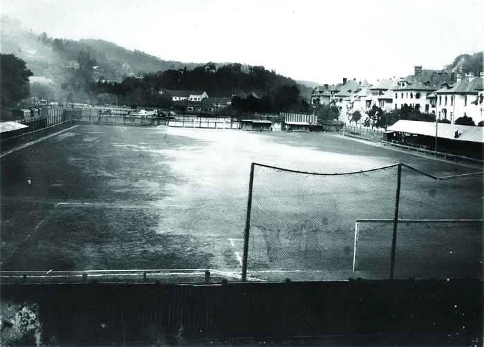 Terenul de fotbal și handbal din fața Palatului Administrației Financiare din Brașov, aprox. 1924