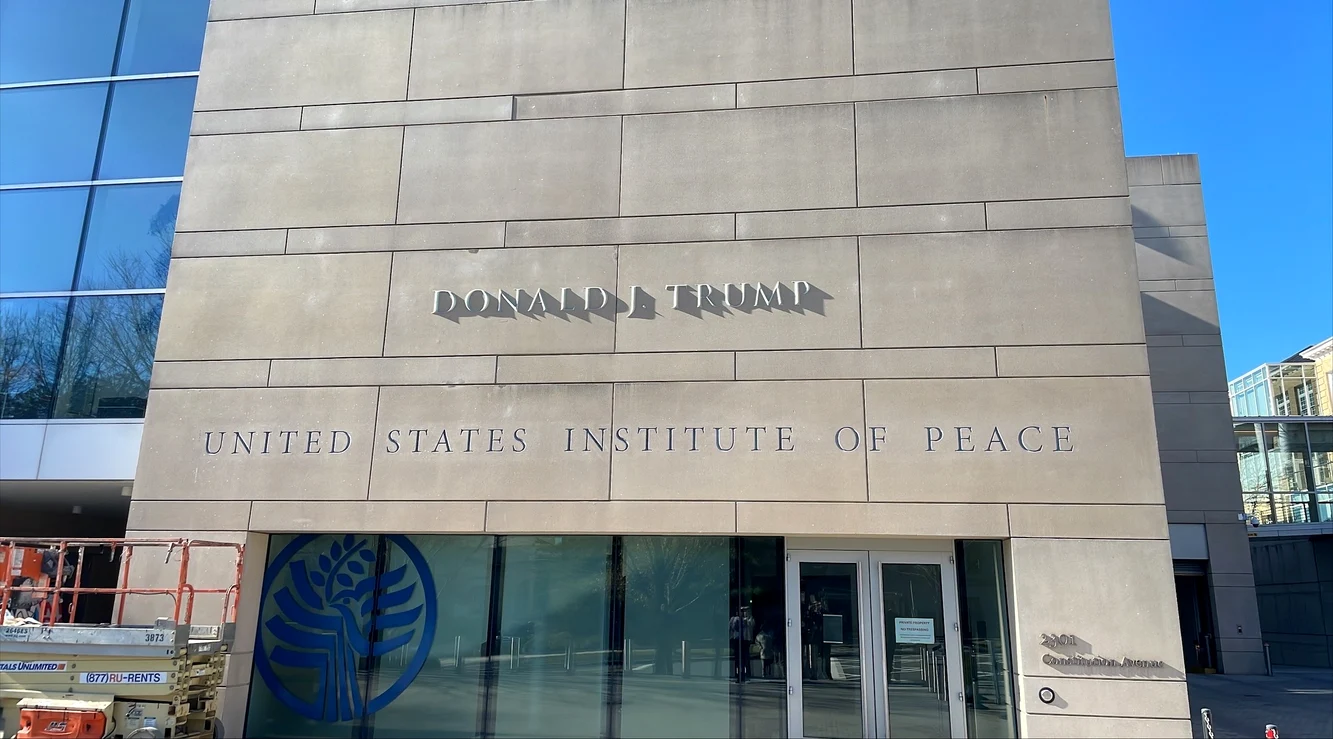Numele lui Donald Trump, pe faţada Institutului American pentru Pace FOTO: X / @StateDept