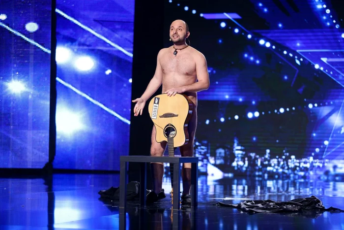 În primăvara lui 2016, Marius Gheorghiu a marcat o premieră în istoria competiției „Românii au talent”: a rămas complet gol pe scenăcaptură: PRO TV