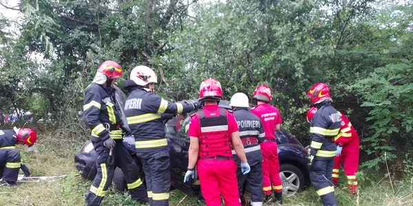 Accident pe DN7 la Milcoiu Vâlcea un șofer s-a răsturnat cu mașina în afara carosabilului Foto ISU Vâlcea