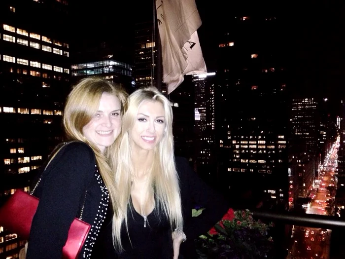 Alături de verişoara ei Ligia în timpul petrecerii