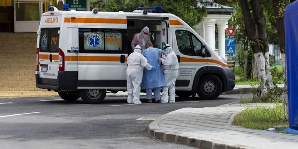 Medici pacient coronavirus COVID 19 pandemie spital terapie intensivă ambulanţă FOTO Inquam Photos / Cornel Putan