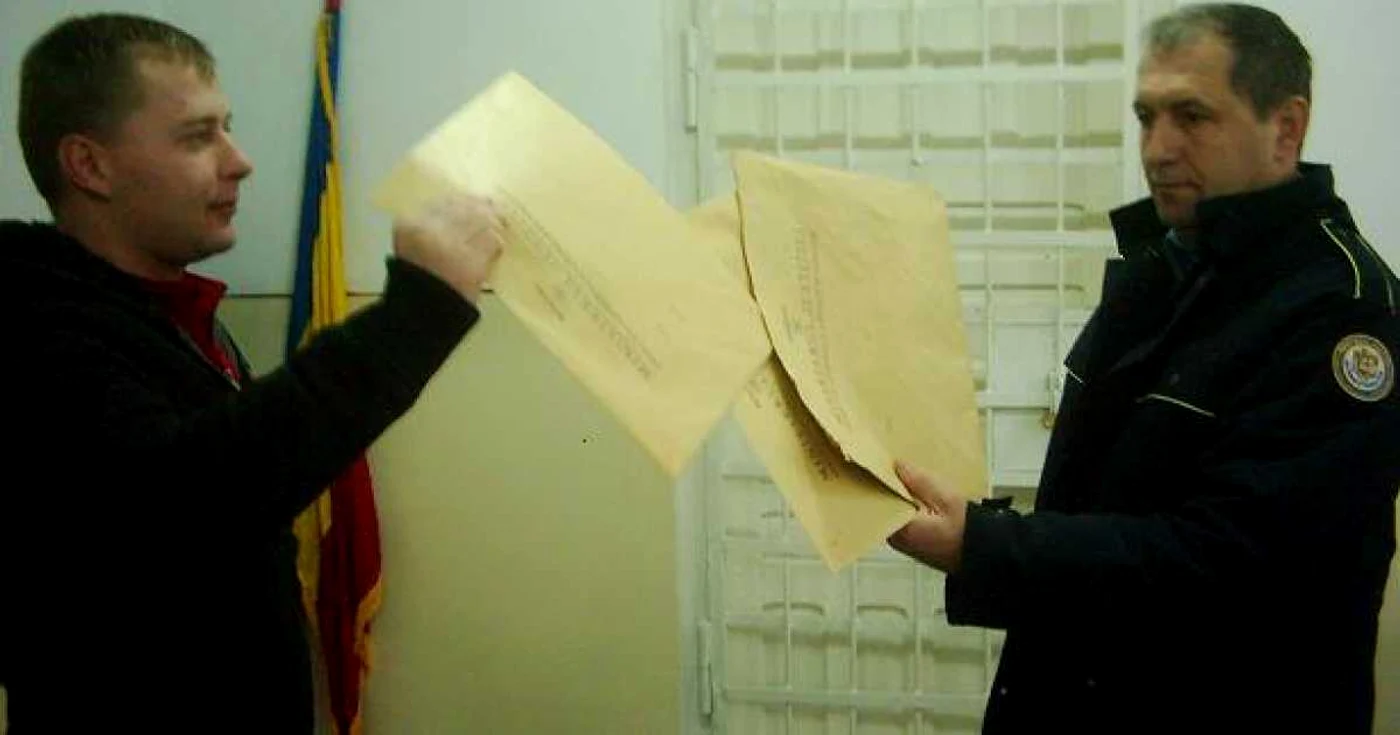 Subcomisar Didi Miler înmânează unui cursant diploma de absolvire