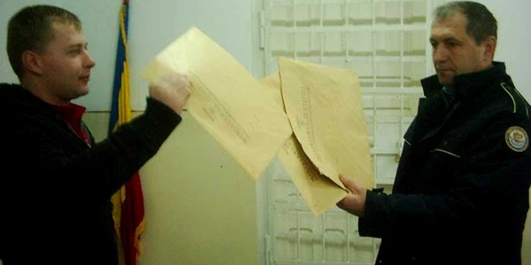 Subcomisar Didi Miler înmânează unui cursant diploma de absolvire