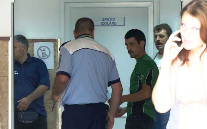 Pe numele conducătorului auto, poliţiştii au întocmit un dosar penal pentru comiterea infracţiunii de conducere a unui autoturism pe drumurile publice sub influenţa băuturilor alcoolice