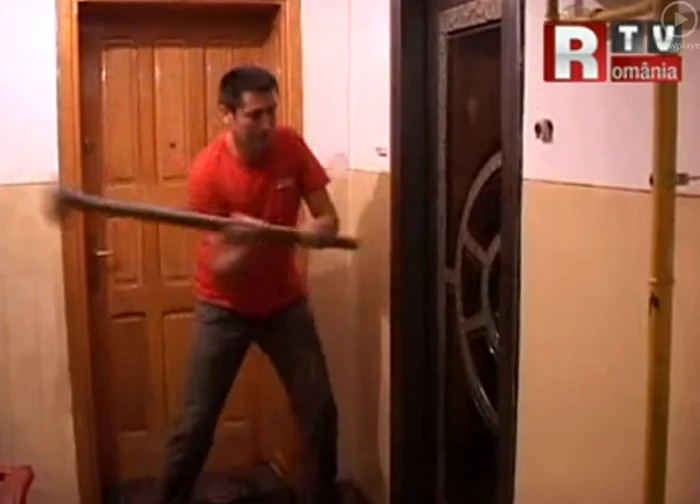 Bărbatul a spart cu barosul uşa apartamentului în care a locuit cu fosta soţie (captură România TV)