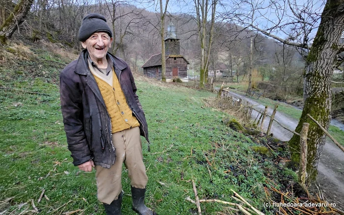 Iosif, unul dintre puținii localnici din Almășel. Foto: Daniel Guță. ADEVĂRUL