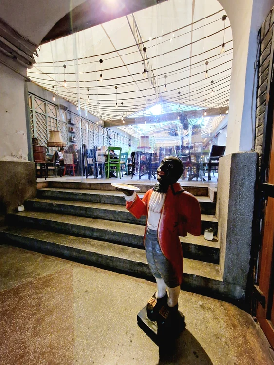 S-a furat majordomul de la intrarea în „social pub Che Guevara”. FOTO: Che Guevara