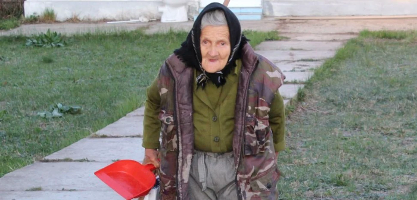 Tanti Sofia lucrează ca femeie de serviciu la vârsta de 83 de ani                                         FOTO Alin Ion