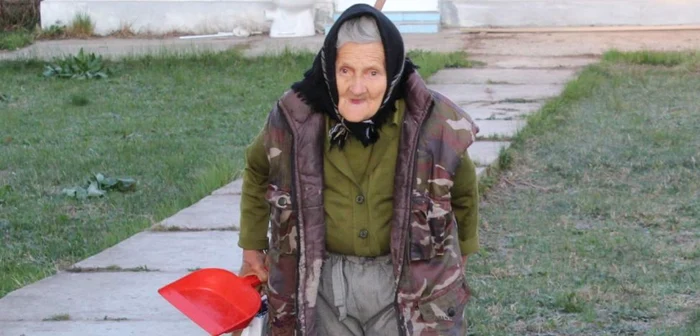 Tanti Sofia lucrează ca femeie de serviciu la vârsta de 83 de ani FOTO Alin Ion