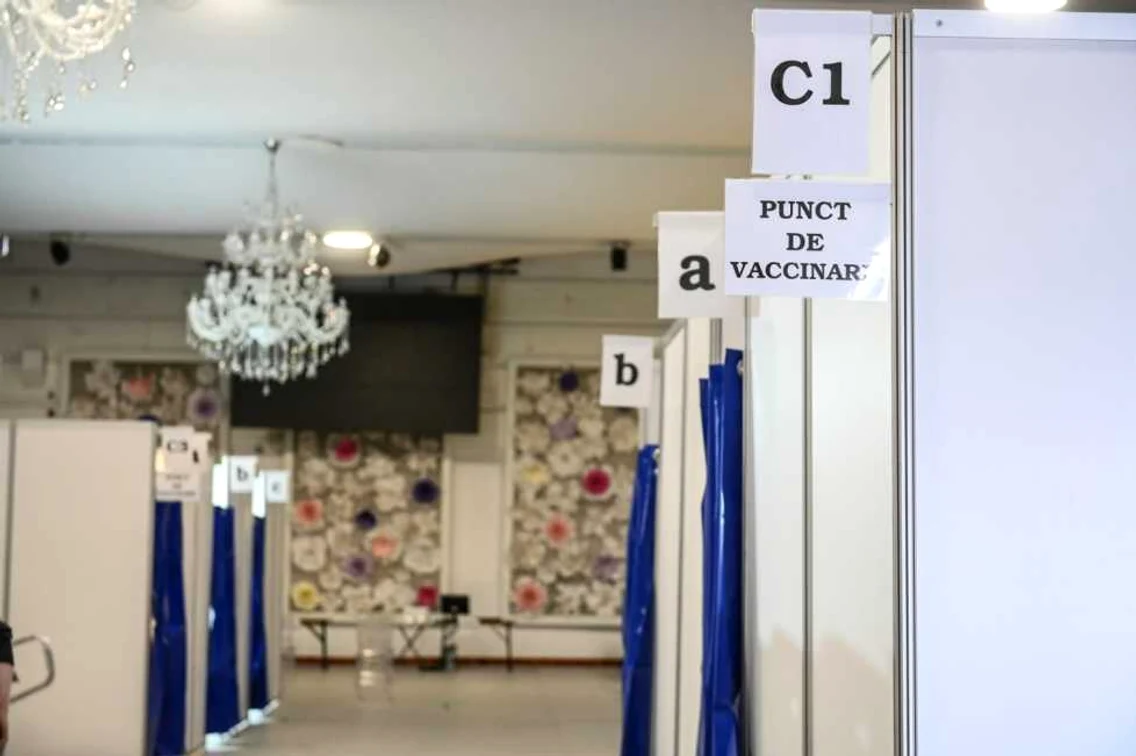 Imagini cu centrele de vaccinare anti - COVID amenajate de administraţia locală într-un centru expoziţional din Sibiu Foto Primăria Sibiu