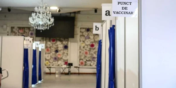 Imagini cu centrele de vaccinare anti - COVID amenajate de administraţia locală într-un centru expoziţional din Sibiu Foto Primăria Sibiu