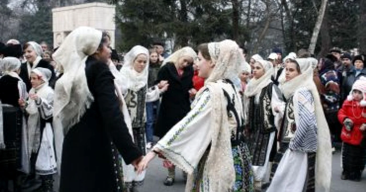 Târgu-Jiu:Ansamblul Maria Tănase cântă la Bustuchin