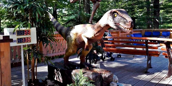 Dinozaurii mişcători vă aşteaptă la Râşnov