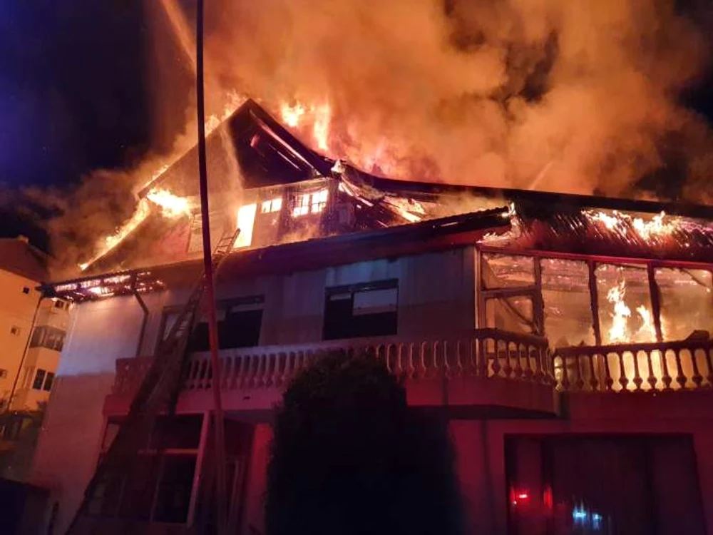 
    Băiatul de 18 ani a fost găsit carbonizat în mansarda locuinței pe care o împărțea cu părințiifoto: ISU Bacău  