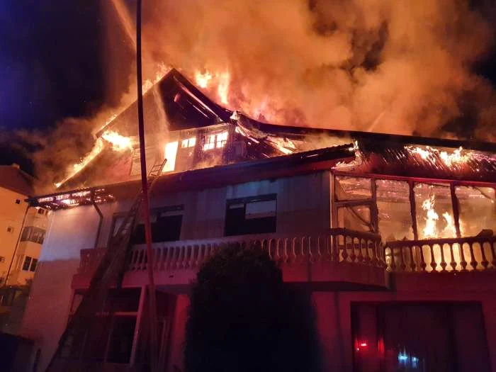 Băiatul de 18 ani a fost găsit carbonizat în mansarda locuinței pe care o împărțea cu părințiifoto: ISU Bacău