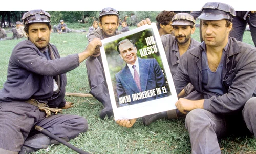 Mineri cu un afiş cu Ion Iliescu jpeg