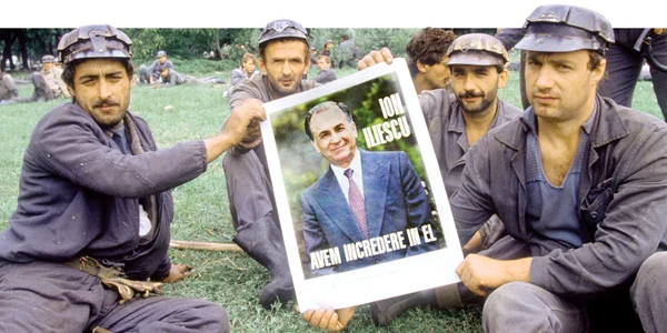 Mineri cu un afiş cu Ion Iliescu jpeg