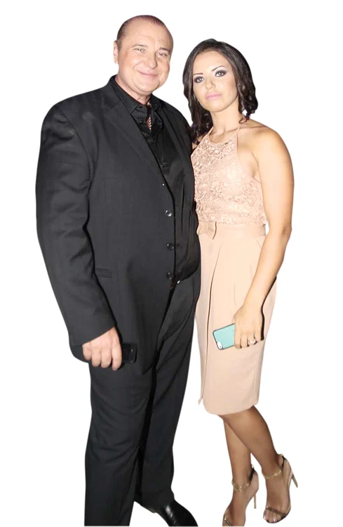 Miliardarul şi logodnica lui, Mădălina Apostol, au fost surprinşi de Click! sărutându-se cu patimă