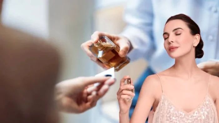 Ce înseamnă când o persoană folosește mai multe parfumuri.