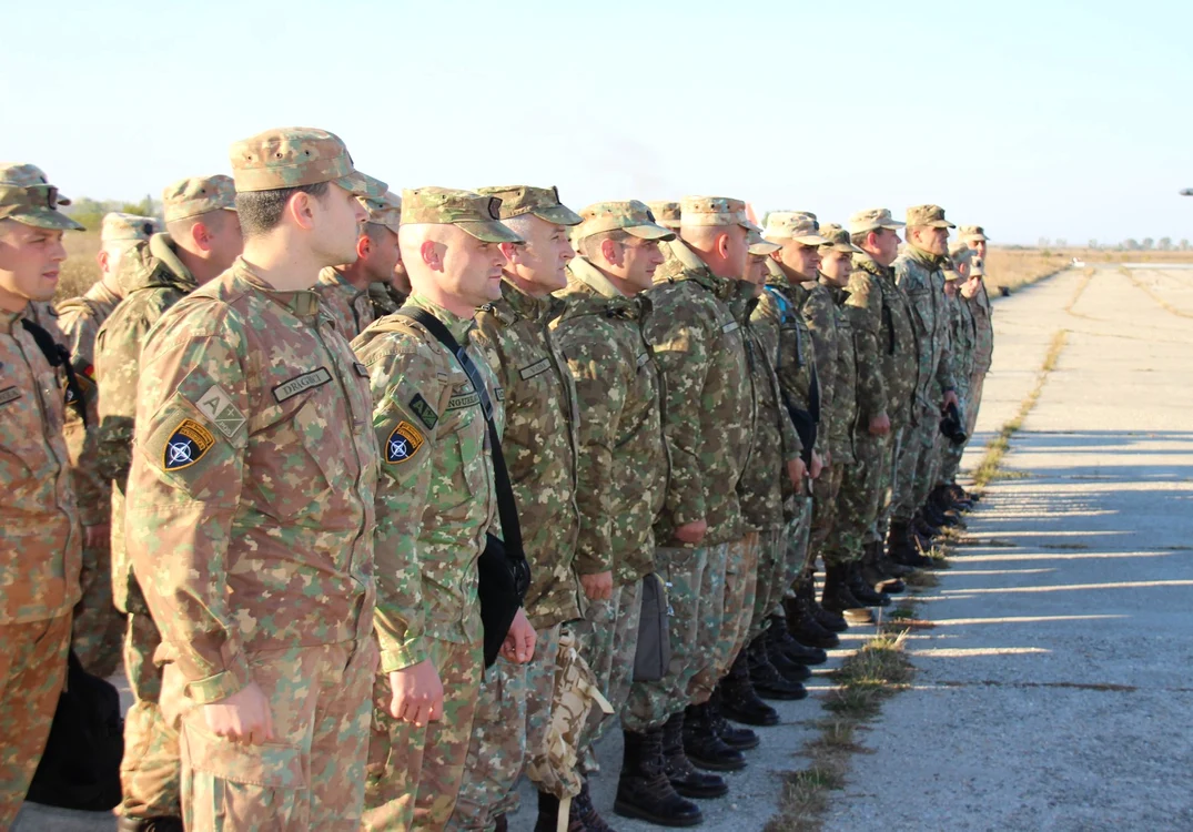 
    Uniformele noi ale militarilor români care luptă în Afganistan s-au decolorat după șase luni, sub soarele torid din această țară. În plus, uniformele s-au scămoșat și au intrat la apăFOTO: Click!  