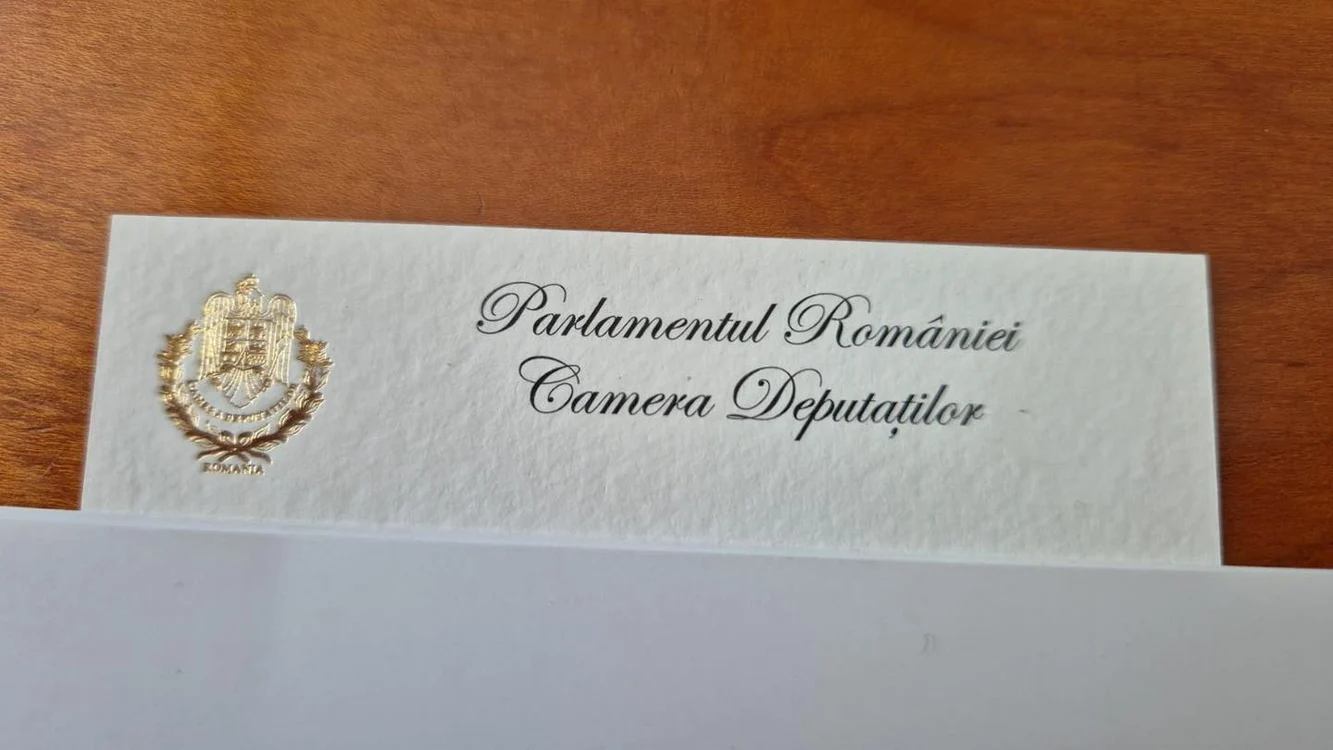 Carte de vizită cu foiță de aur în Parlament. Foto: Facebook/ Radu Mihaiu