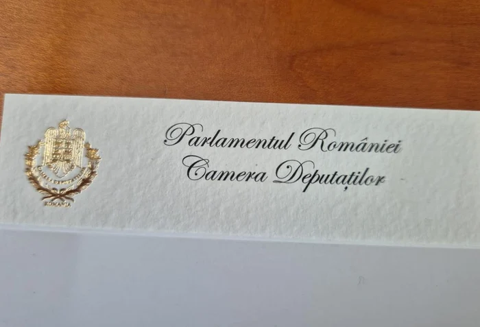 Carte de vizită cu fiuță de aur. Foto: Facebook/Radu Mihaiu 
