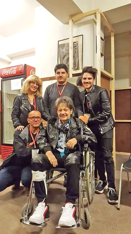 Leo, în scaun,  vegheat (în rândul  de sus) de soţia Paula  şi fiii Edy şi Paul