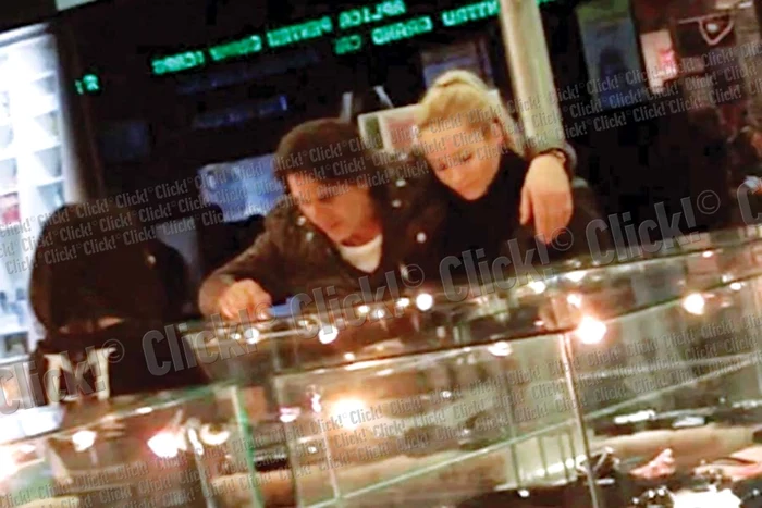 
    Cei doi au admirat  minute în șir niște  bijuterii foarte scumpe (Fotografii: Mihai Ionescu)  