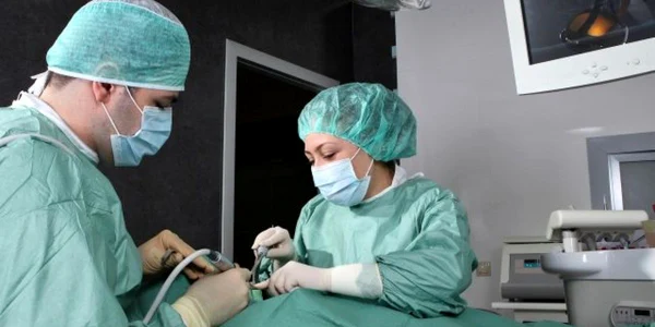 Chair dacă nu necesită incizii prin piele, intervenţiile prin orificii naturale se efectuează în săli de operaţii, în condiţii aseptice