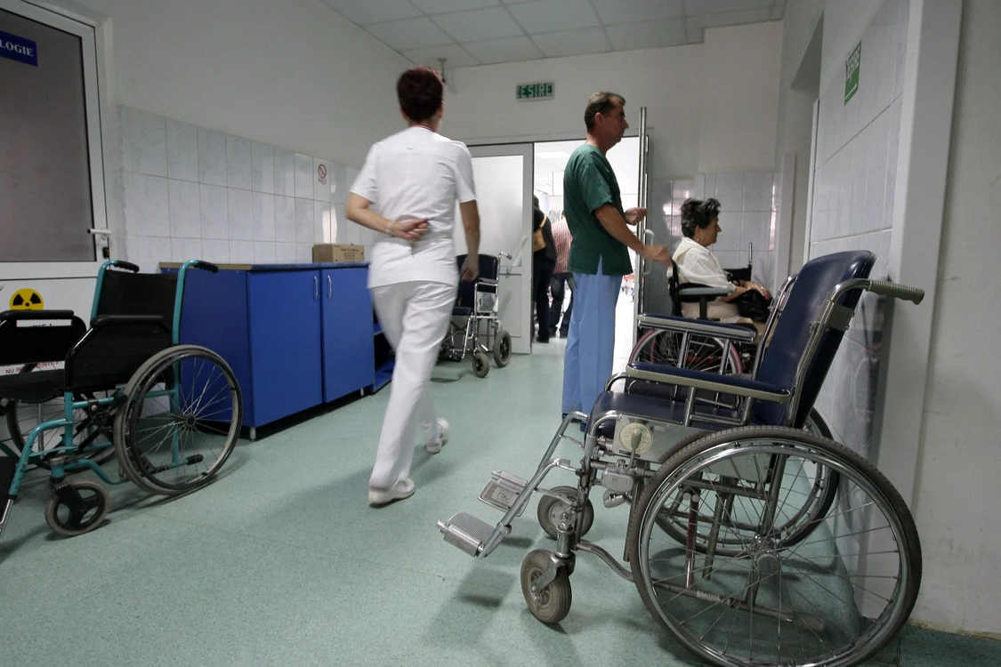 Românii cu scleroză multiplă care nu primesc tratament la timp riscă să ajungă în scaun cu rotile FOTO