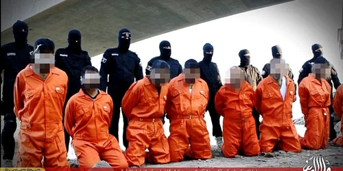 Opt poliţişti irakieni au fost executati de SI FOTO Daily Mail