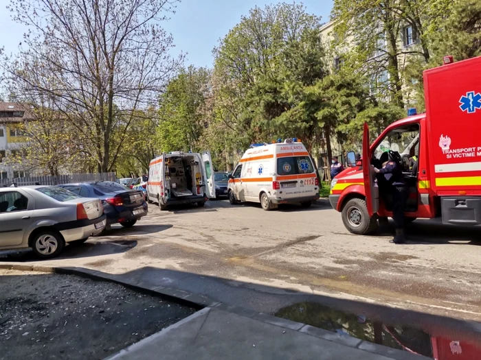 Zeci de ambulanţe încă fac transferul pacienţilor către alte unităţi din judeţ FOTO: Alina Mitran