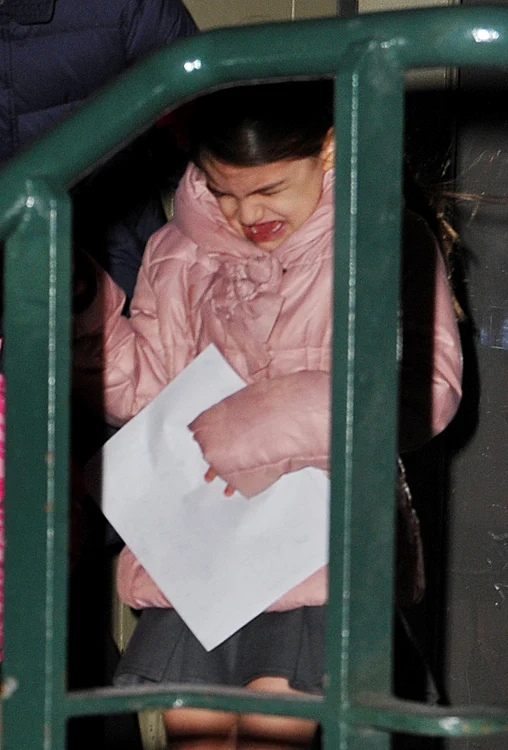 Suri Cruise a varsat lacrimi amare la iesirea dintr-un centru medical