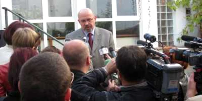 Markó Béla dând declaraţii după şedinţa Consiliului Permanent al UDMR