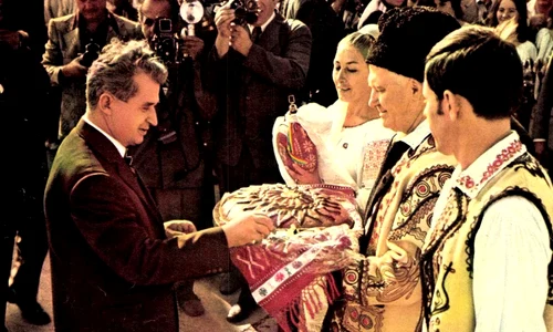 Nicolae Ceausescu intr o vizita de lucru  Foto Revista Flacăra, 1975 jpg