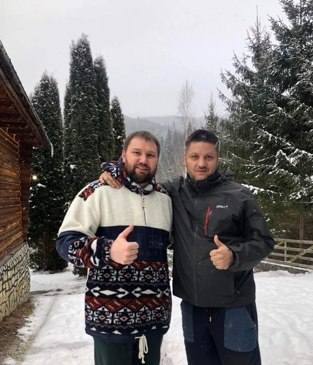 Silviu Ardeleanu (in geacă neagră), alături de un ucrainean FOTO Facebook