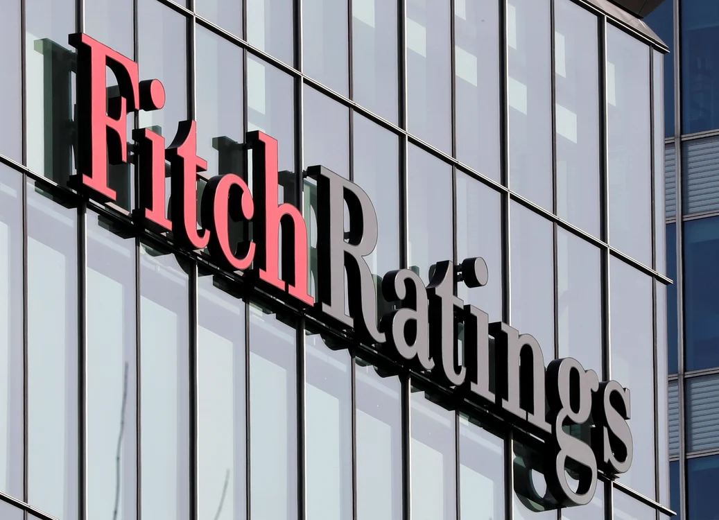 Sigla Fitch Ratings pe o clădire de birouri 